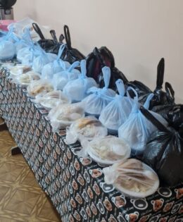 Cсоцработники готовят еду для неимущих